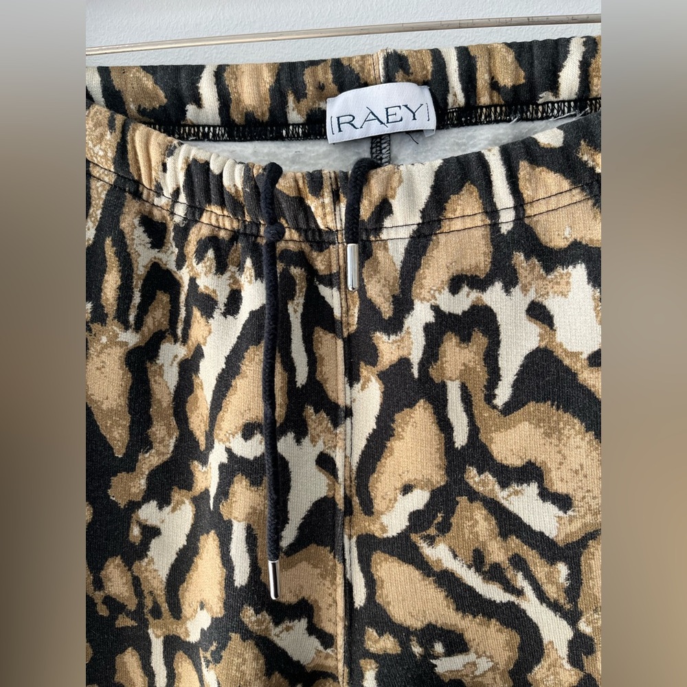Raey Leopard Print Cropped Sweatpants - Picture 3 of 14